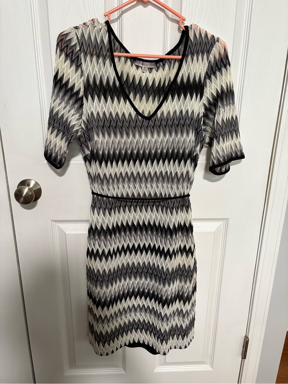 Sandra Darren Chevron Zig Zag Knit Sheath Dress Size 10 Black White Gray V-Neck